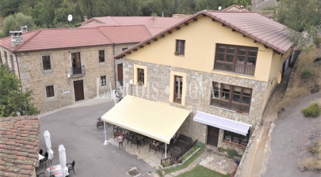 Casa restaurante tradicional de piedra en venta. León. Carrocera.