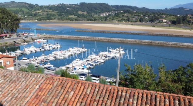 Villaviciosa. Casa tradicional en venta sobre el puerto deportivo. 