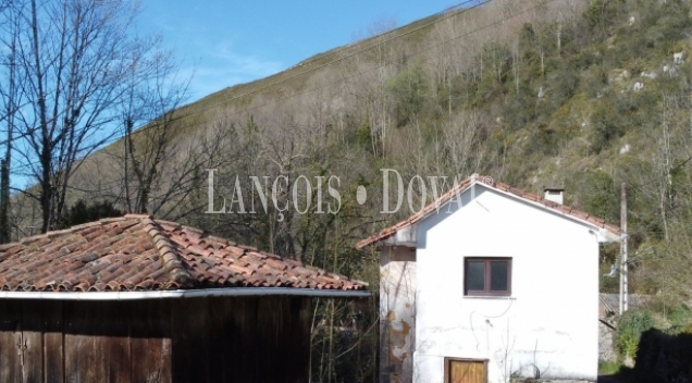 Casa rústica tradicional de pueblo en venta cerca Covadonga. Cangas de Onís.