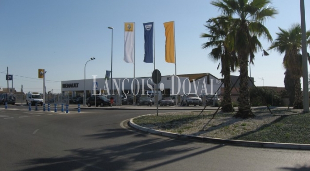 Sanlúcar de Barrameda. Cádiz. Nave comercial, exposición y suelo residencial urbano en venta