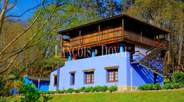 Finca y casa asturiana típica con panera en venta. Trevías. Valdés. Asturias. 