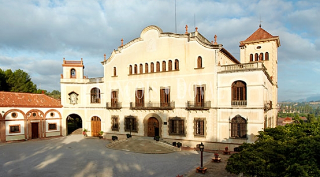 Finca Masía Bach. Singular propiedad y bodegas en venta.