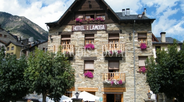 LLavorsí. Hotel con encanto y restaurante en alquiler. Pallars Sobirà.