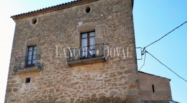 Lleida. Castillo en venta. Les Puelles. Agramunt y sus propiedades históricas.