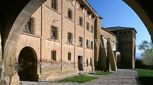 Monasterio cisterciense en venta. Huesca. Aragón propiedades históricas. 