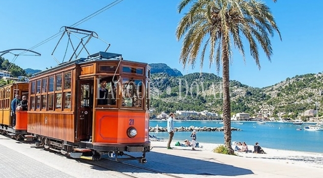 Sóller. Casa de pueblo en venta con vistas al puerto.