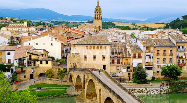 Puente La Reina. Navarra. Casa palacio en venta a rehabilitar ideal hostelería. Camino de Santiago