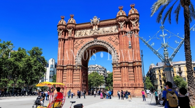 Barcelona. Eixample. Piso señorial en venta Zona Arco Triunfo.