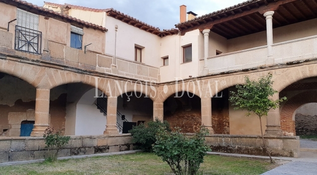 Sierra de Gredos. Casa en venta en el claustro del convento de Aldeanueva de la Cruz. Ávila.