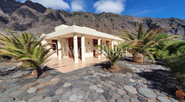 Villa y finca en venta. Canarias. El Hierro. Santa Cruz de Tenerife