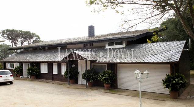 Sant Andreu de Llavaneres. Exclusiva propiedad en venta con vistas al mar y montaña 