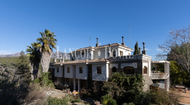 Mansión estilo Art Déco en venta a los pies de Montserrat: una propiedad única en un entorno excepcional