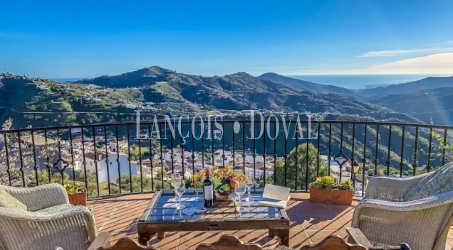 Málaga. Valle de la Axarquía. Hotel Rural en venta. 26 hab y bungalows.