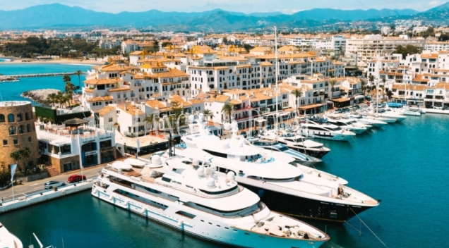 Marbella. Puerto Banús. Apartamentos turísticos en venta con licencia.