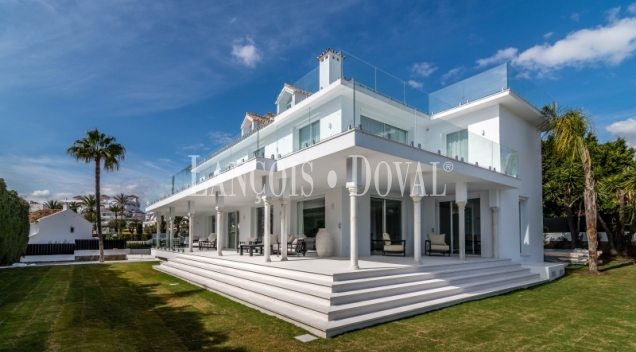 Nueva Andalucía. Marbella.  Lujosa villa de diseño en venta. 