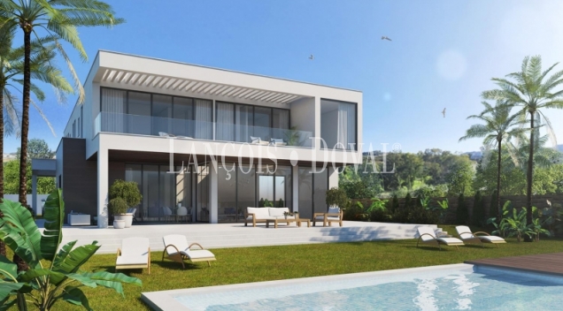 Cala de Mijas. Villa  en venta  en Urb Calanova Golf. Vistas  al mar.