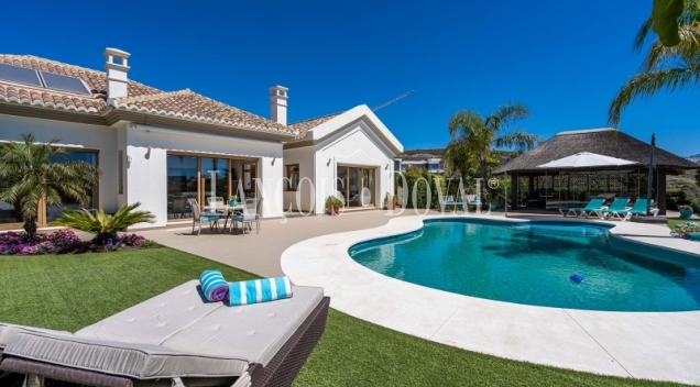 Estepona. Los Flamingos. Exclusiva villa en venta con vistas al mar