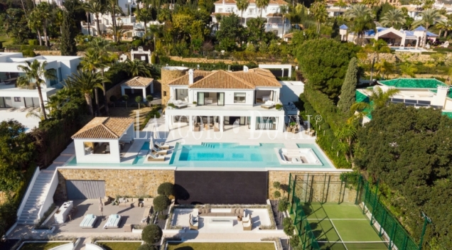 Nueva Andalucía. Marbella. Exclusiva villa de estilo moderno en venta.