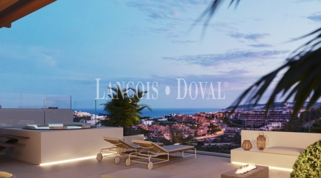Estepona. Promoción de Villas en venta con vistas al mar cerca de Campo de Golf