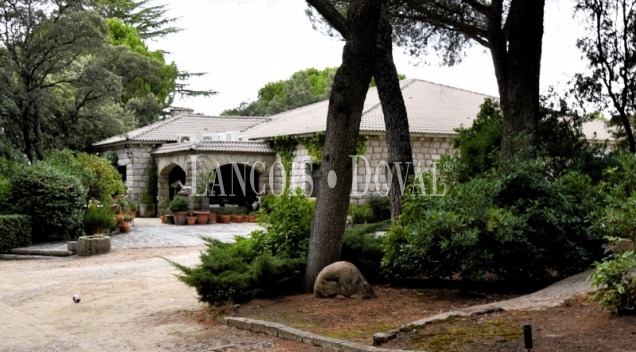 Madrid. Galapagar. Finca en venta con tres casas e instalaciones ganaderas. 