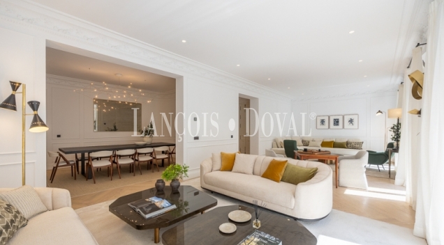 Madrid. Recoletos. Exclusivo piso en venta. Edificio clásico con gran terraza. 