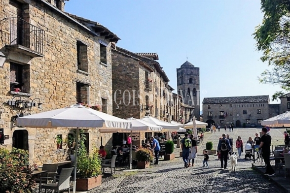 Aínsa. Venta casa histórica en la Plaza Mayor con proyecto turístico.