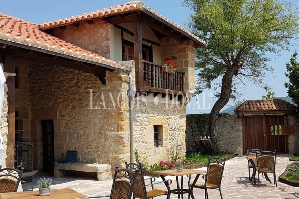 Cantabria. Miengo. Una singular casa rural en venta en el Camino del Norte