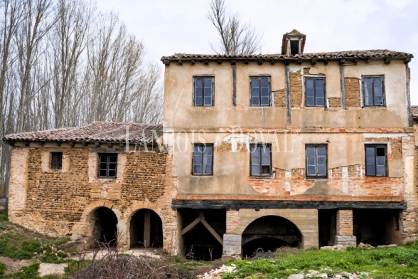 León. Molino histórico del siglo XV en venta con alojamiento rural en Villacelama