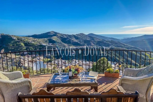 Málaga. Valle de la Axarquía. Hotel Rural en venta. 26 hab y bungalows.