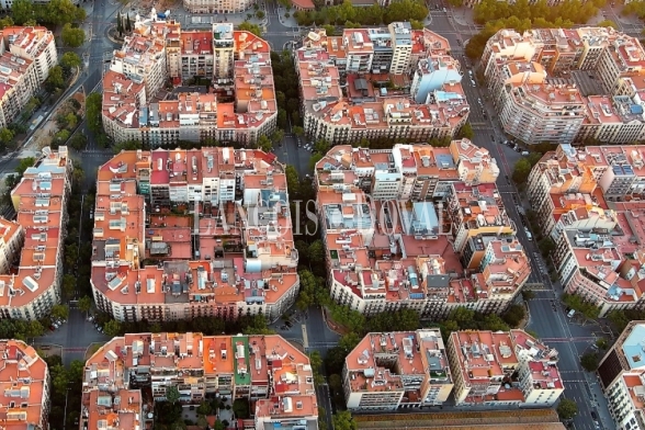 Barcelona Eixample. Oportunidad. Entresuelo con terraza en venta