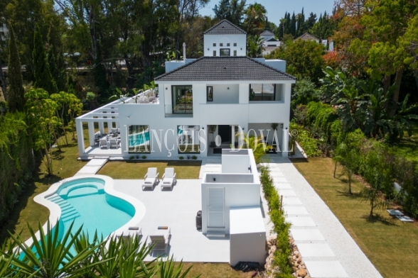 Marbella. Nueva Andalucía. Exclusiva villa en venta en Las Brisas. 