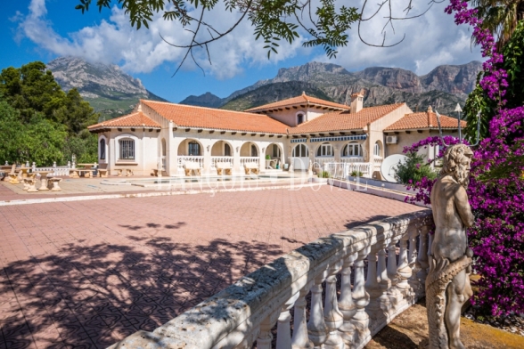 Alicante. La Nucia. Finca única y exclusiva en venta en entorno privilegiado