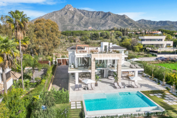 Marbella. Lomas del Marqués. Venta Villa de Obra Nueva cerca del Centro