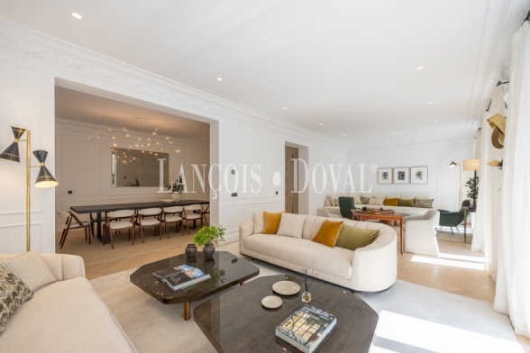 Madrid. Recoletos. Exclusivo piso en venta. Edificio clásico con gran terraza. 