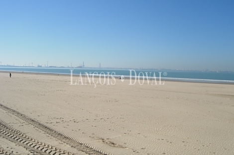 Suelo residencial en venta. Cádiz. El puerto de Santa Maria. Primera línea playa.