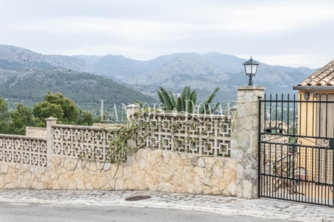 Esporles. Mallorca. Chalet en venta con piscina y amplio jardín. 