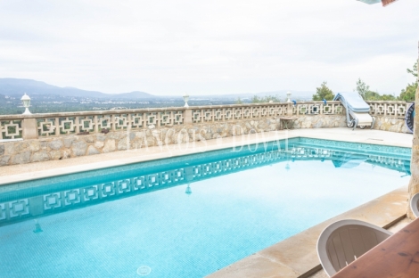 Esporles. Mallorca. Chalet en venta con piscina y amplio jardín. 