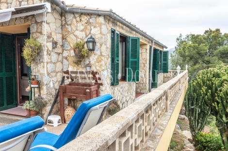 Esporles. Mallorca. Chalet en venta con piscina y amplio jardín. 