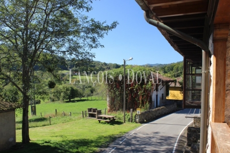 Asturias. Aldea en venta dedicada al turismo rural. Concejo de Piloña. Infiesto.