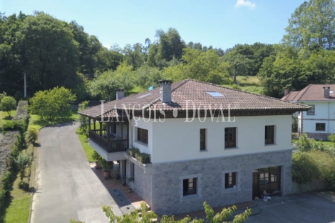 Asturias. Chalet rústico de piedra en venta. Arriondas. Parres