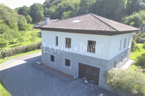 Asturias. Chalet rústico de piedra en venta. Arriondas. Parres