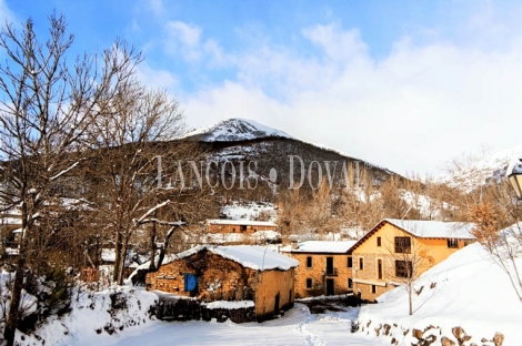 Casa restaurante tradicional de piedra en venta. León. Carrocera.