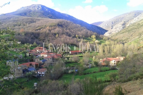 Casa restaurante tradicional de piedra en venta. León. Carrocera.