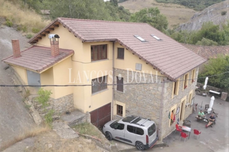 Casa restaurante tradicional de piedra en venta. León. Carrocera.