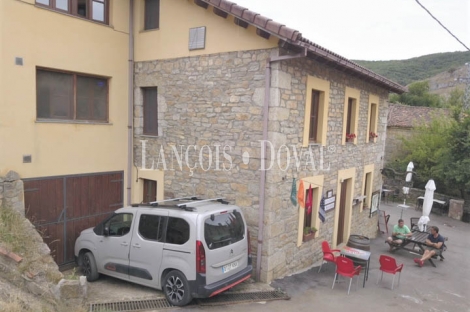 Casa restaurante tradicional de piedra en venta. León. Carrocera.