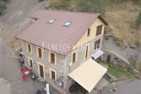 Casa restaurante tradicional de piedra en venta. León. Carrocera.