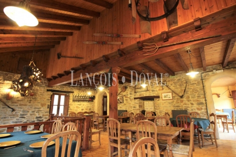 Casa restaurante tradicional de piedra en venta. León. Carrocera.