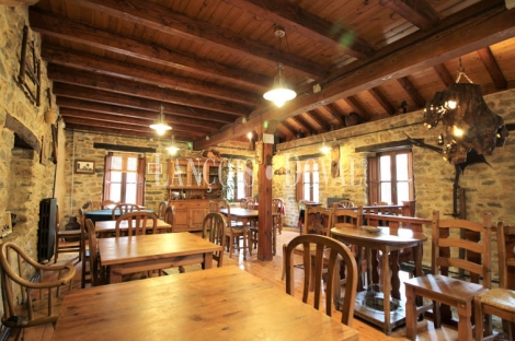 Casa restaurante tradicional de piedra en venta. León. Carrocera.