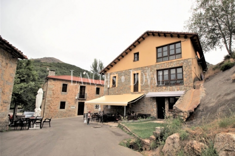 Casa restaurante tradicional de piedra en venta. León. Carrocera.