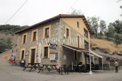 Casa restaurante tradicional de piedra en venta. León. Carrocera.